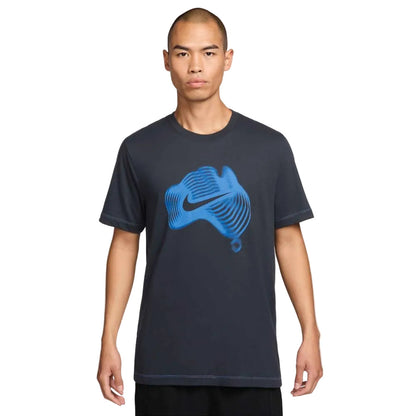 Nike Men's Court Heritage STD OZ Open SP26 Tee Top (Dark Obsidian) - Description - RacquetGuys.ca