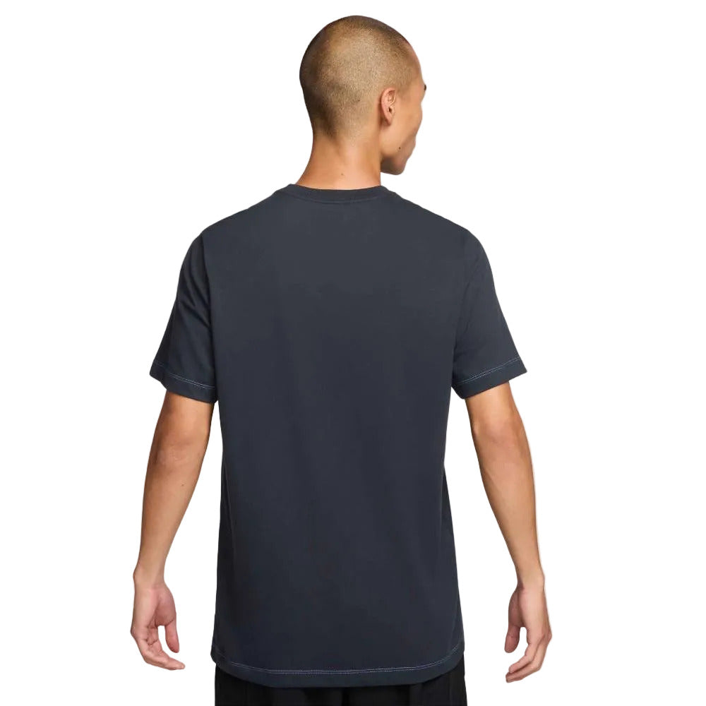Nike Men's Court Heritage STD OZ Open SP26 Tee Top (Dark Obsidian) - Description - RacquetGuys.ca